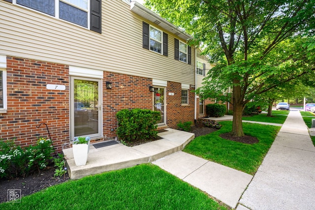 525 W Washington Ave Unit 6, Lake Bluff, IL 60044 - view of front of house with a front yard and brick siding