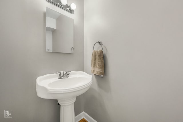 525 W Washington Ave Unit 6, Lake Bluff, IL 60044 - bathroom with baseboards