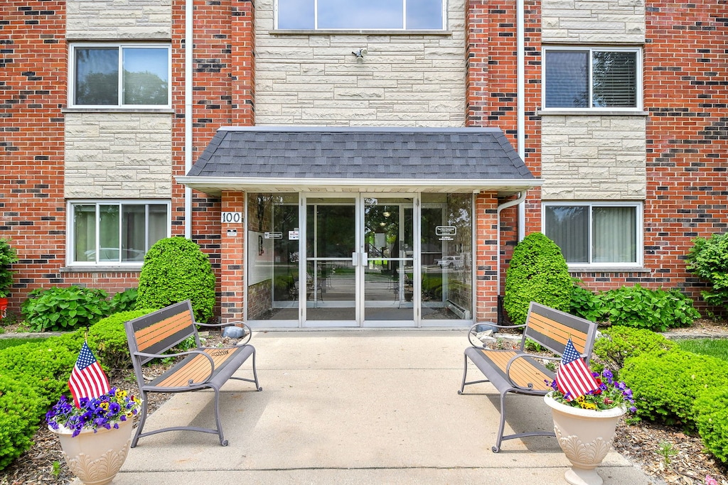 100 W Park Cir Unit 1E, Wheaton, IL 60187 - entrance to property featuring stone siding and brick siding