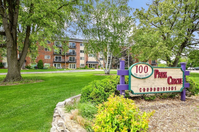 100 W Park Cir Unit 1E, Wheaton, IL 60187 - view of community featuring a yard