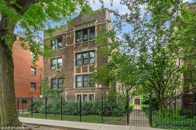 2017 W Farragut Ave Unit 1, Chicago, IL 60625 - view of building exterior featuring a fenced front yard