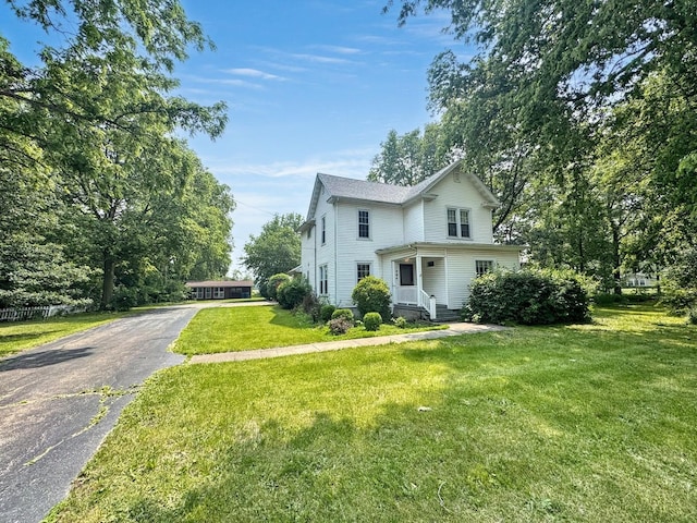 1204 W Reynolds St, Pontiac, IL 61764 - view of front of home with asphalt driveway and a front lawn