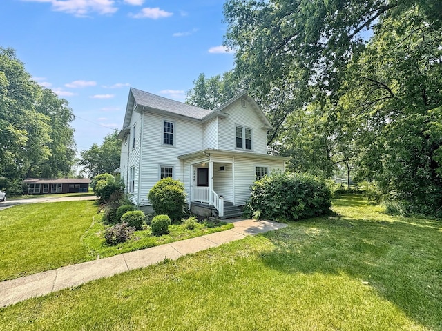 1204 W Reynolds St, Pontiac, IL 61764 - view of front of home with a front lawn