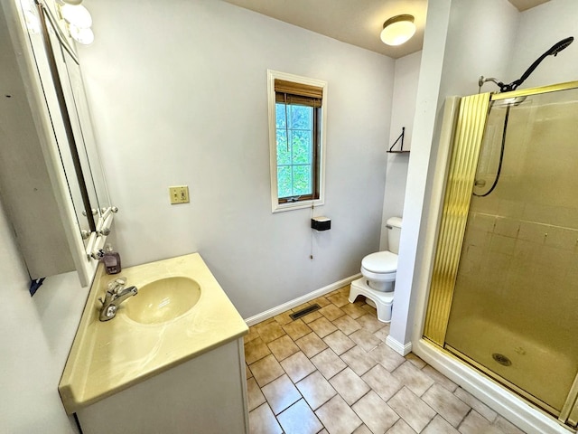 1204 W Reynolds St, Pontiac, IL 61764 - full bath with a stall shower, toilet, vanity, and baseboards