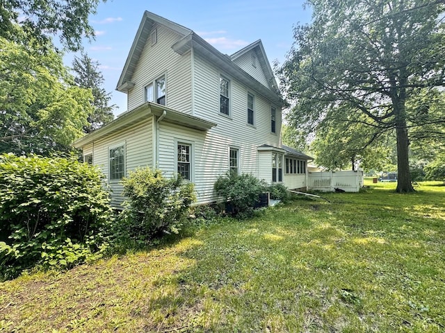 1204 W Reynolds St, Pontiac, IL 61764 - view of property exterior with a lawn