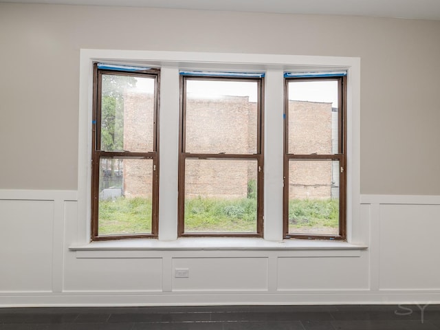 3651 W Grenshaw St, Chicago, IL 60624 - detailed view of a decorative wall and wainscoting