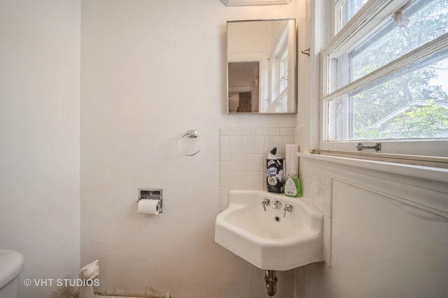 1731 Maple Ave, Northbrook, IL 60062 - half bath featuring toilet and a sink