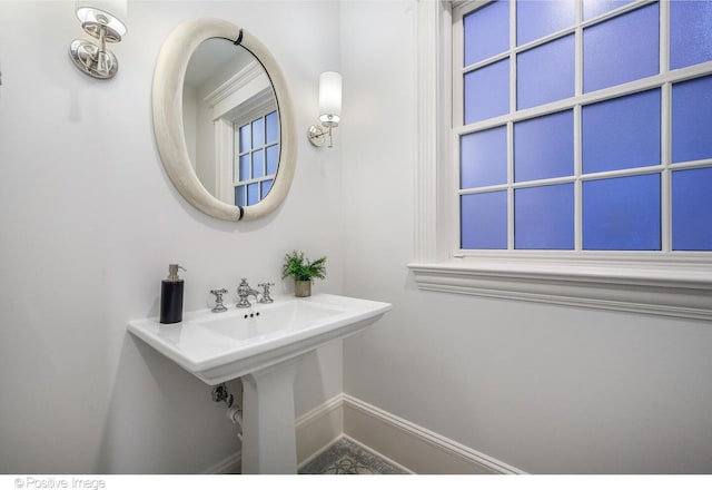 2015 N Howe St, Chicago, IL 60614 - bathroom featuring baseboards
