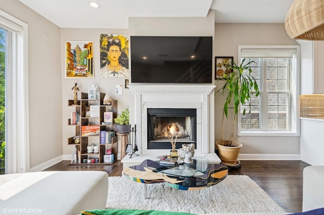 1444 N Bosworth Ave Unit 3S, Chicago, IL 60642 - living area featuring wood finished floors, a warm lit fireplace, baseboards, and recessed lighting