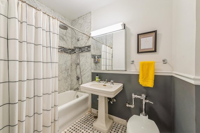 421 W Melrose St Unit 10B, Chicago, IL 60657 - full bath with shower / tub combo and tile patterned flooring