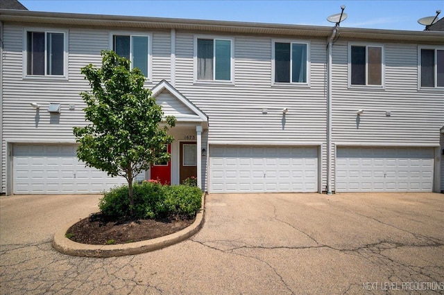 1673 Town Center St Unit 1673, Aurora, IL 60504 - multi unit property featuring an attached garage and driveway