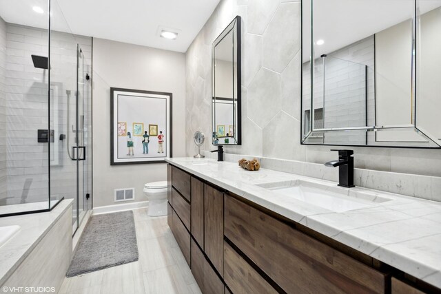 362 W Huron St Unit B, Chicago, IL 60654 - full bath with double vanity, a shower stall, toilet, a tub, and baseboards