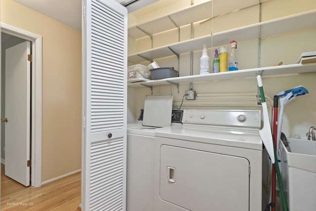 8540 W 119th St, Palos Park, IL 60464 - laundry room with light wood-style floors and washer and dryer