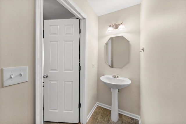 1133 Heron Cir, Joliet, IL 60431 - bathroom featuring baseboards and tile patterned floors