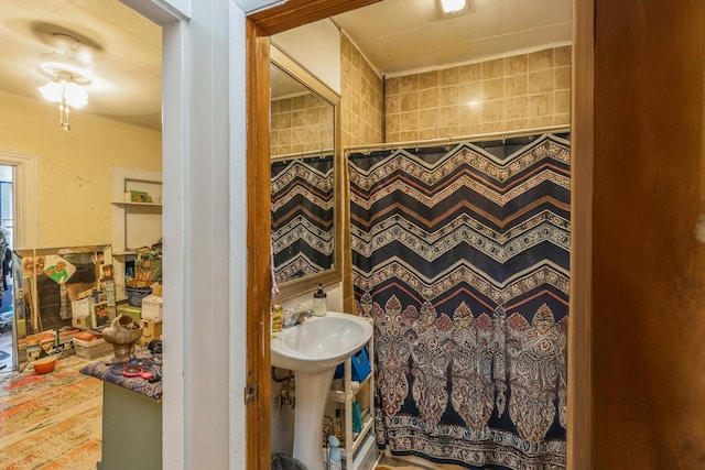605 N Jefferson St, Harvard, IL 60033 - bathroom featuring a shower with shower curtain