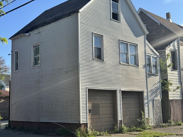 8401 S Brandon Ave, Chicago, IL 60617 - view of side of home with a garage
