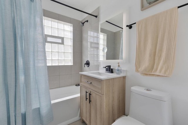 889 S Golf Cul De Sac St, Des Plaines, IL 60016 - bathroom featuring shower / tub combo with curtain and vanity