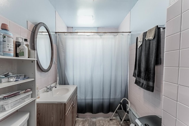 1032 S Maple Ave, Oak Park, IL 60304 - bathroom with tile walls, vanity, and curtained shower