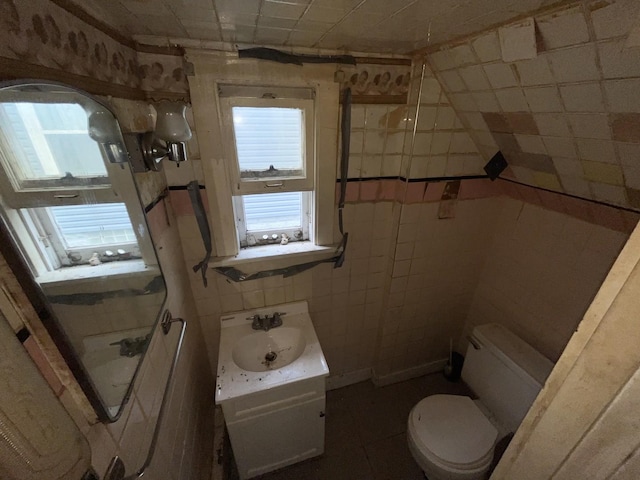 104 Interocean Ave, South Chicago Heights, IL 60411 - bathroom with toilet, vanity, and tile walls