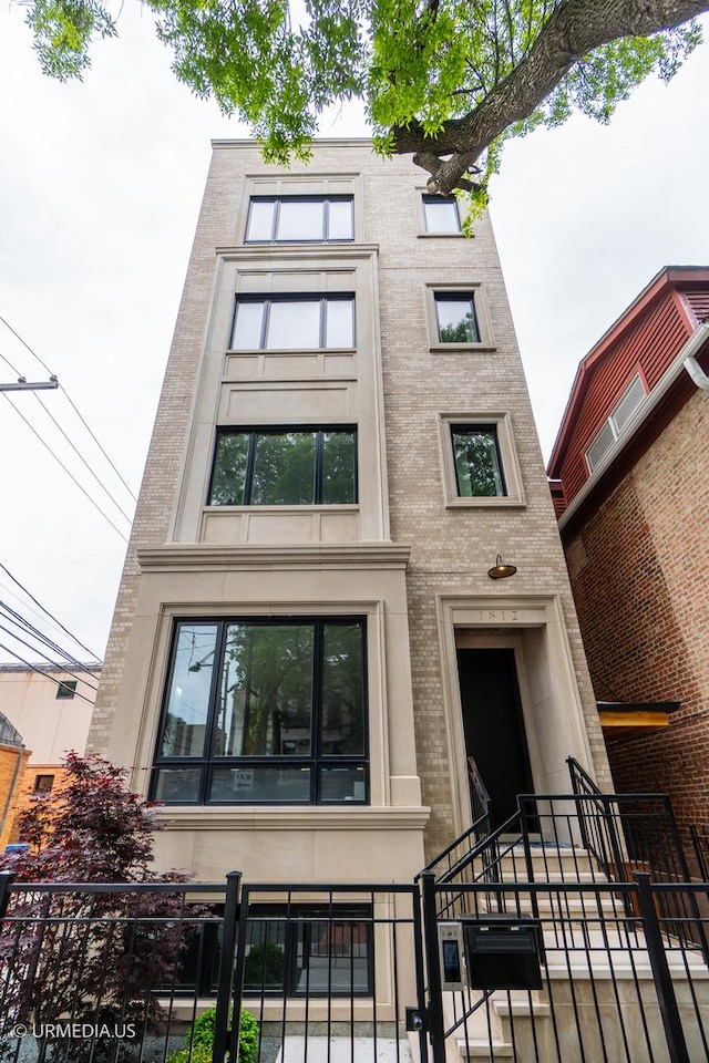 1812 N Howe St Unit Ph, Chicago, IL 60614 - view of property with a fenced front yard
