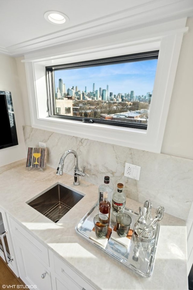 1812 N Howe St Unit Ph, Chicago, IL 60614 - bar featuring a sink, decorative backsplash, and a skyline view