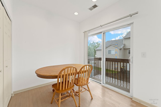 31782 N Pineview Blvd, Lakemoor, IL 60051 - dining space featuring light wood-type flooring, baseboards, and recessed lighting