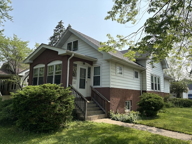 1101 N Ash St, Waukegan, IL 60085 - view of front facade featuring a front yard