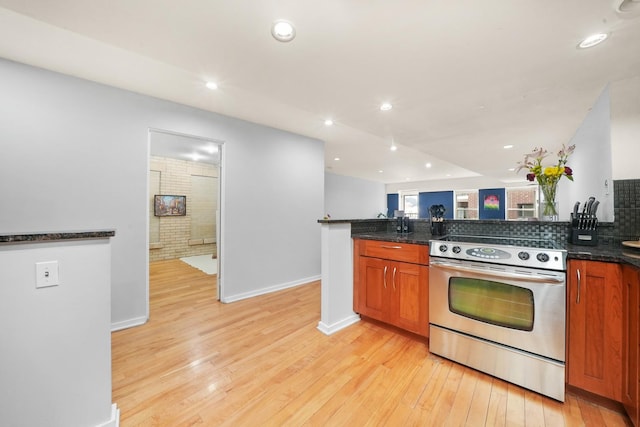 40 E 9th St Unit 1807, Chicago, IL 60605 - kitchen featuring stainless steel stove, light wood-style flooring, decorative backsplash, baseboards, and recessed lighting