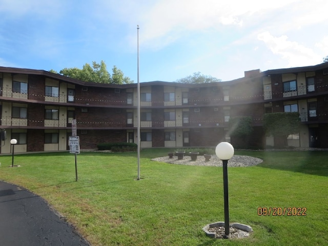 view of apartment building / complex