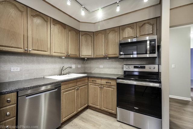 9737 N Fox Glen Dr Unit 4A, Niles, IL 60714 - kitchen featuring stainless steel appliances, a sink, track lighting, and light wood-style flooring