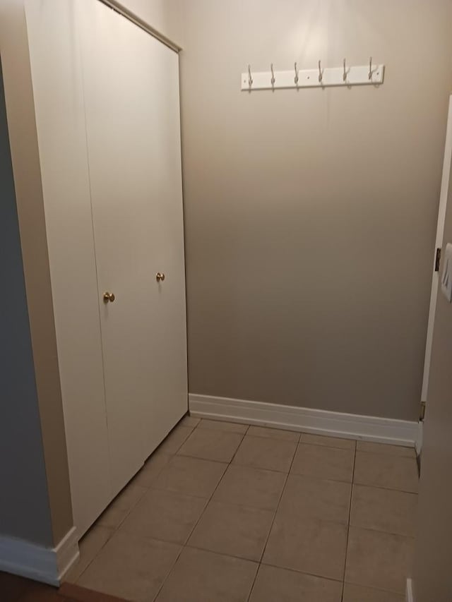 366 Pinetree Ln Unit B1, Schaumburg, IL 60193 - hallway featuring light tile patterned flooring and baseboards