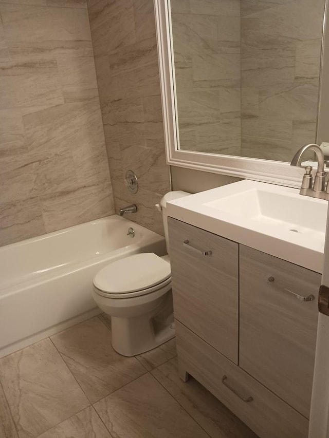 366 Pinetree Ln Unit B1, Schaumburg, IL 60193 - bathroom featuring vanity, toilet, and washtub / shower combination