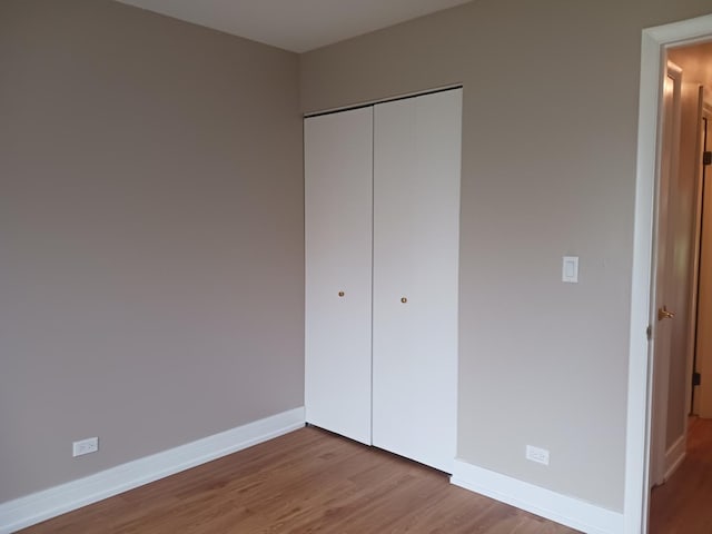 366 Pinetree Ln Unit B1, Schaumburg, IL 60193 - unfurnished bedroom with wood finished floors, baseboards, and a closet