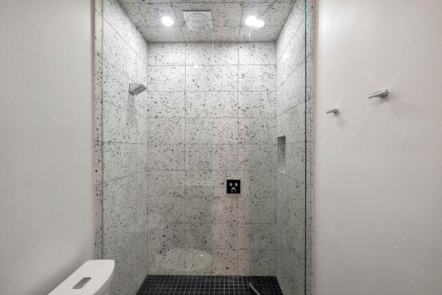 839 N Hermitage Ave Unit 101, Chicago, IL 60622 - full bathroom with a tile shower, toilet, and recessed lighting