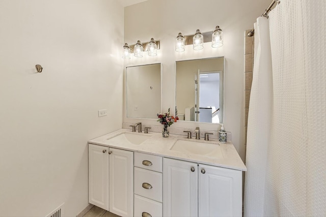 2801 N Wolcott Ave Unit L, Chicago, IL 60657 - full bathroom with double vanity and curtained shower