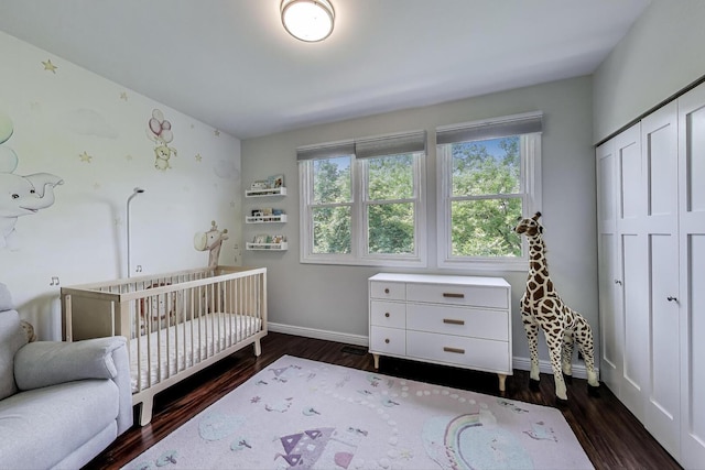 2801 N Wolcott Ave Unit L, Chicago, IL 60657 - bedroom featuring dark wood-type flooring, baseboards, a crib, and a closet