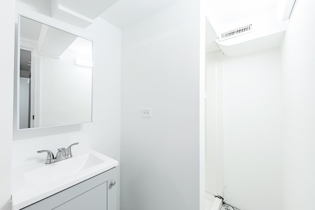 4640 S Winchester Ave, Chicago, IL 60609 - bathroom featuring vanity