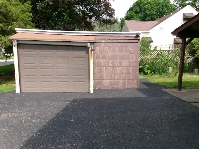 1425 Peoria St, Peru, IL 61354 - view of garage