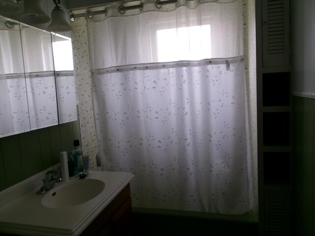 1425 Peoria St, Peru, IL 61354 - bathroom featuring vanity and shower / tub combo
