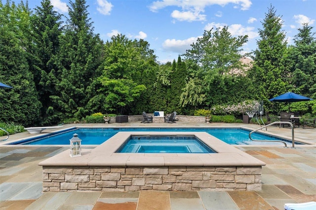 1135 Lawrence Ave, Lake Forest, IL 60045 - outdoor pool with an in-ground hot tub, a patio area, view of wooded area, and a diving board