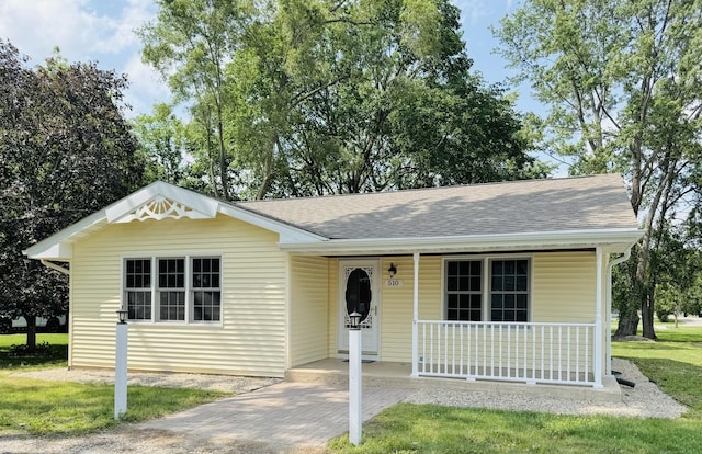 510 W Grant St, Sheridan, IL 60551 - view of front of property featuring a porch, a shingled roof, and a front yard
