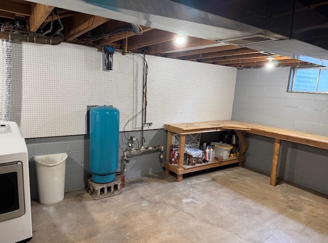 510 W Grant St, Sheridan, IL 60551 - unfinished basement featuring a workshop area, a water pressure tank, and washer / clothes dryer