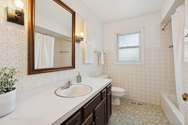 567 Byrd Rd, Riverside, IL 60546 - full bath with tile walls, vanity, and shower / bathtub combination with curtain