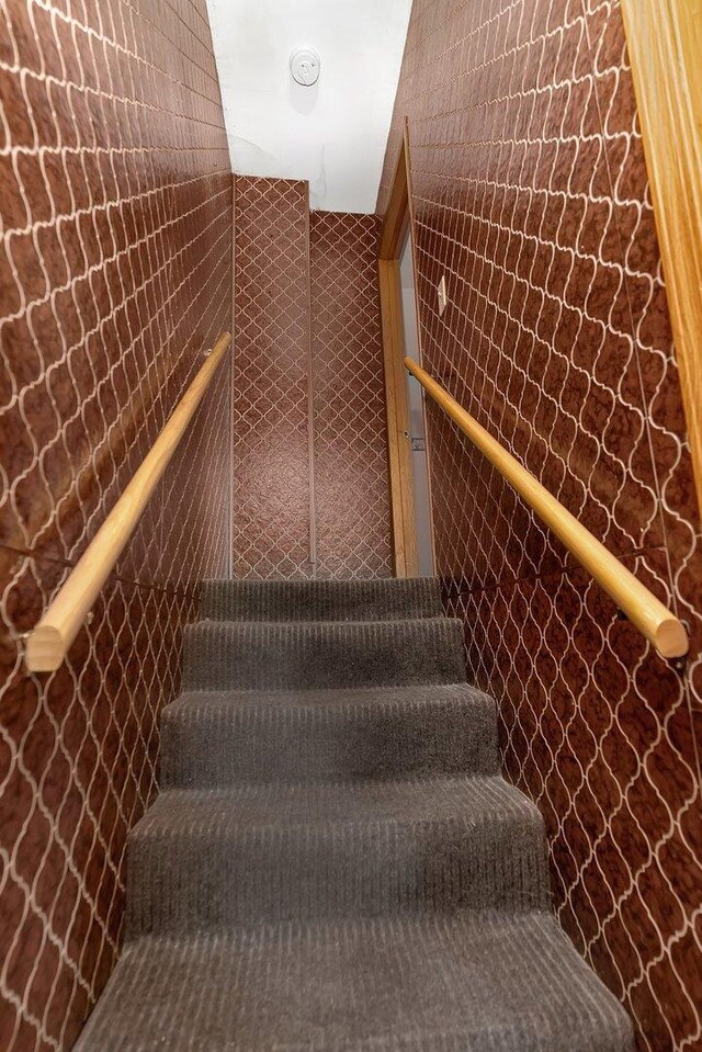 302 Wabash Ave, Campus, IL 60920 - view of stairs