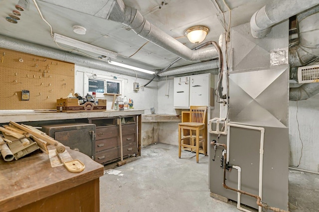 302 Wabash Ave, Campus, IL 60920 - unfinished below grade area featuring a workshop area