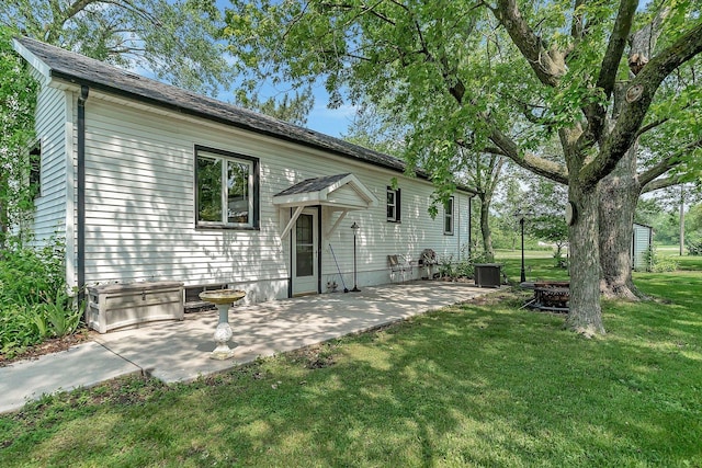 302 Wabash Ave, Campus, IL 60920 - rear view of property with a yard and a patio area