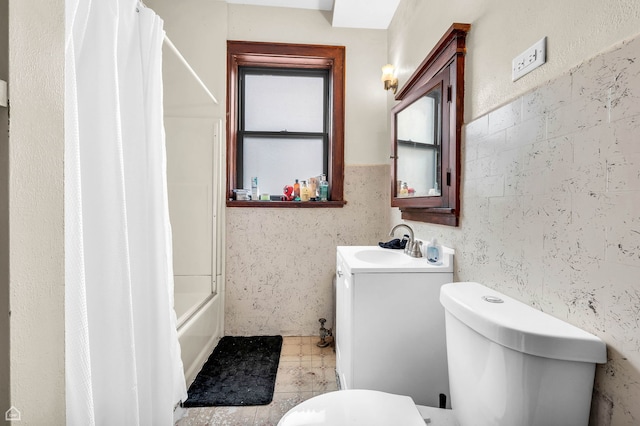 1347 E Hyde Park Blvd, Chicago, IL 60615 - bathroom featuring toilet, vanity, shower / tub combo, and tile walls