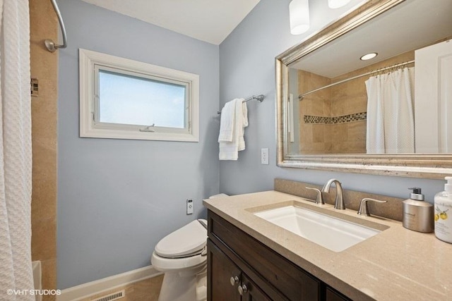907 N Wilshire Ln, Arlington Heights, IL 60004 - bathroom with vanity, a shower with curtain, toilet, and baseboards