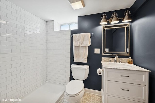 907 N Wilshire Ln, Arlington Heights, IL 60004 - full bath with toilet, vanity, baseboards, and tiled shower