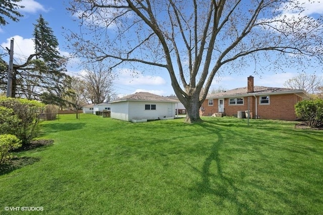 907 N Wilshire Ln, Arlington Heights, IL 60004 - view of green lawn featuring cooling unit